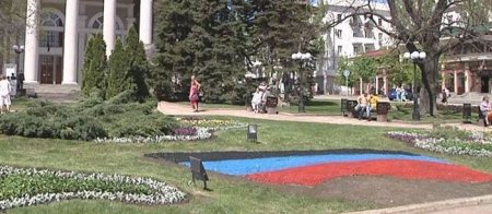 В оккупированном Донецке вместо скульптуры известного мастера появился триколор из камешков