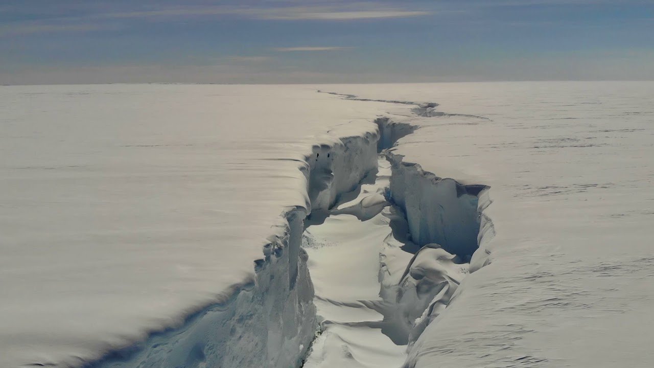 В середине 20 века антарктида для многих. Антарктида трещина в леднике. Разлом ледника в Антарктиде. Аэродром Новолазаревская Антарктида. Шельфовый ледник Лазарева.