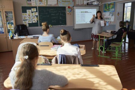Часть школ в Украине закроют, почему и что делать родителям и детям