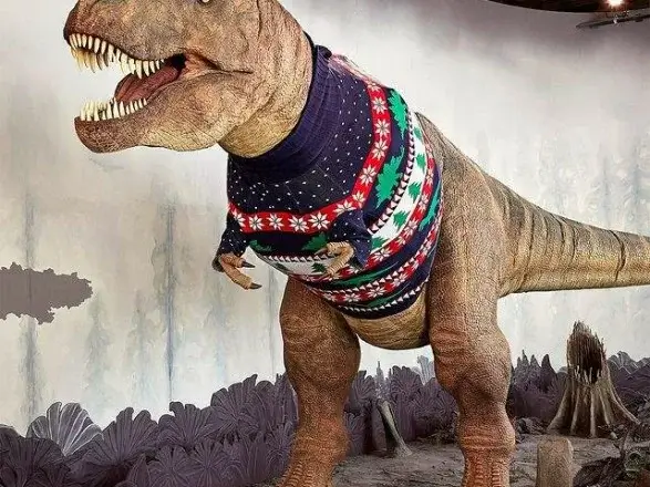 Новогодний свитер для тиранозавра: В Лондонском музее накриативили
