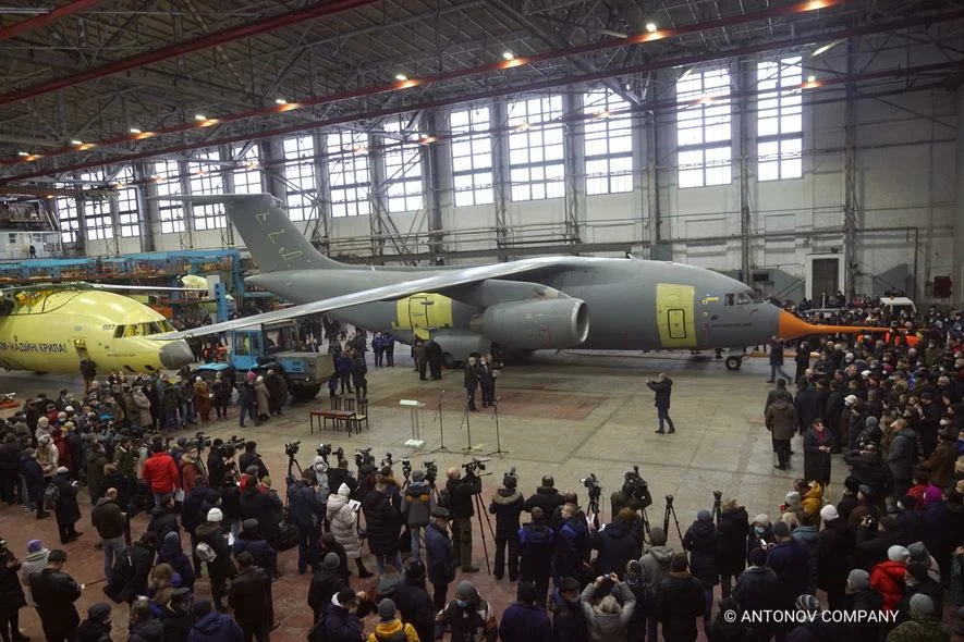 В Україні представили перший військово-транспортний літак Ан-178