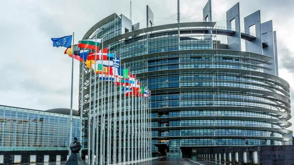 Европарламент рекомендовал дать Украине статус кандидата в ЕС