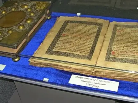 В Изюме спасли от российских оккупантов 300-летнее Евангелие, изданное Мазепой