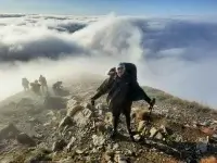 Українські прапори над Говерлою - на честь Всесвітнього  дня туризму