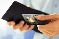 Украинцев предупреждают о новых мошеннических схемах - теперь с банковскими карточками