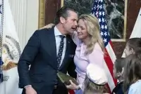 Міністр оборони США Хегсет на конфіденційні зустрічі бере із собою дружину та брата